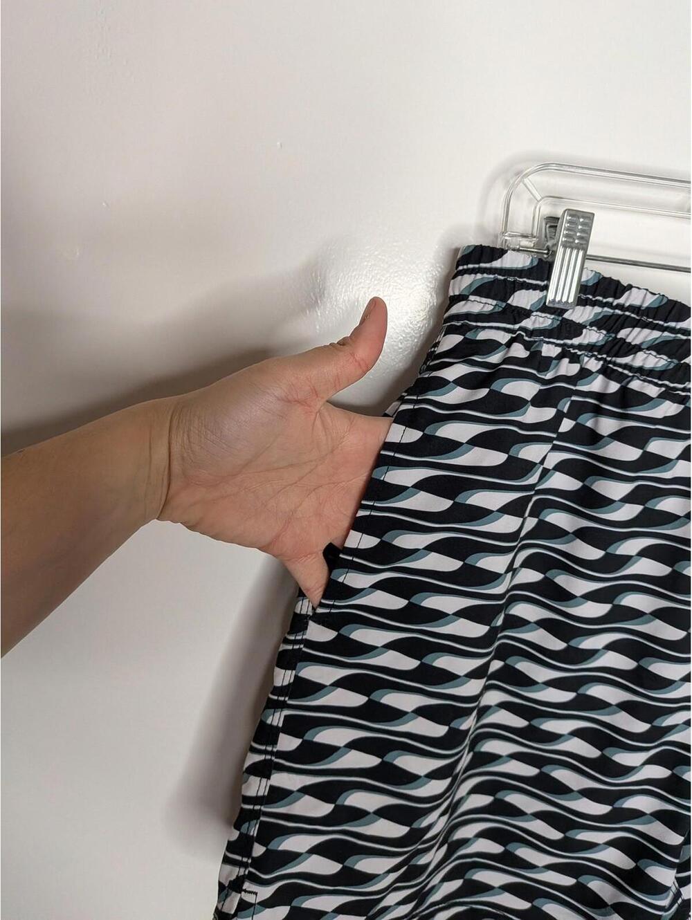 Puma Swim Shorts Mens Large Black Wave Stripe Elastic Waist Lined Trunks Pockets - Picture 5 of 8